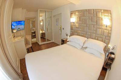 Terrace room with citadel and sea view 3