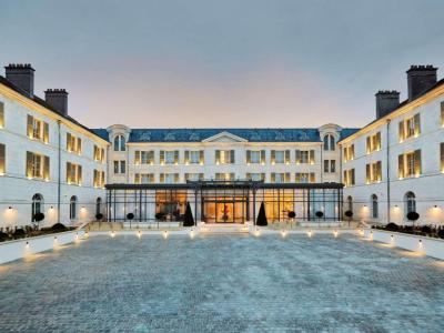 Deluxe Zimmer mit Terrasse und gro&szlig;em Bett 2
