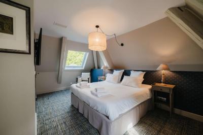 Family Queen Room with Two Single Beds 4