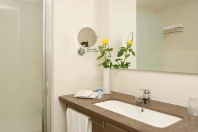 Standard Twin Room with Sea View 1