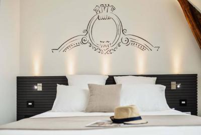 Familienzimmer mit Queensize-Bett, 2 Einzelbetten und Gartenblick 1