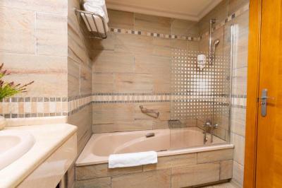 Double Room with Balcony 8
