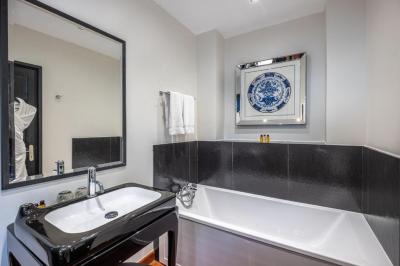 Double Room with Terrace & Park Views 6