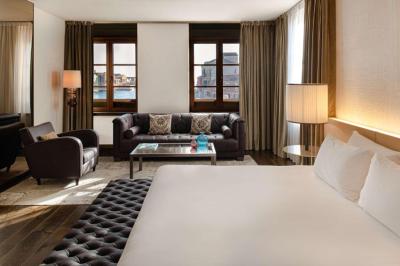 Suite Junior con vistas al canal y cama extragrande 1