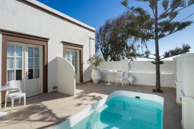 Habitaci&oacute;n Doble Superior con piscina compartida - Vistas al interior 1
