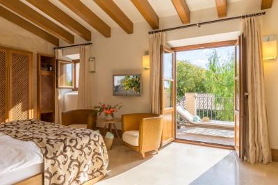Deluxe Double Room with Balcony 7