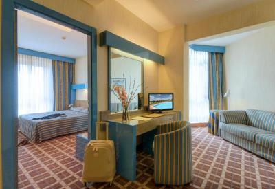 Family Room (2 Adults + 2 Children) 6