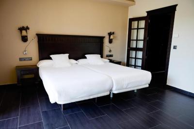Double Room with Patio 4