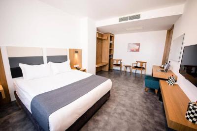 Deluxe Double or Twin Room with City View 2