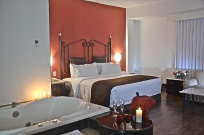 King Suite with Hot Tub - Non-Smoking 8