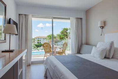 Double or Twin Room with Side Sea View 19
