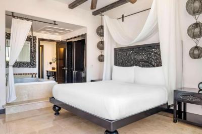 One Bedroom King Suite with Balcony 8