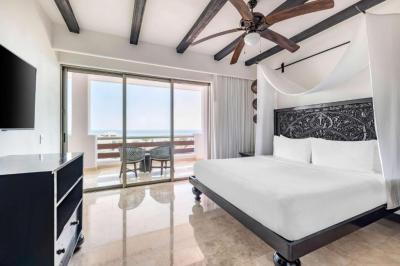 One Bedroom King Room with Partial Ocean View and Balcony 12