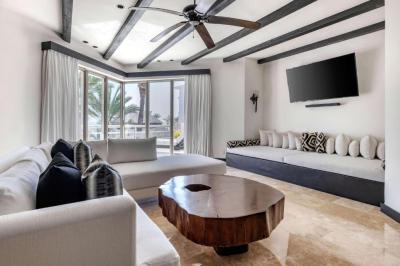 Three bedroom Penthouse with Ocean View 18