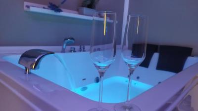 Deluxe Suite with Spa Bath 8