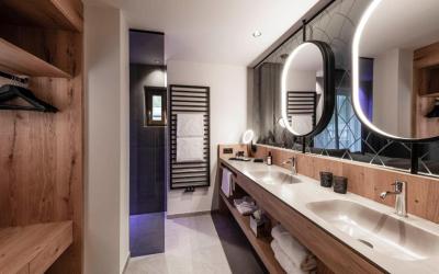 Deluxe King Suite 11