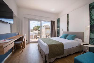 Double Room with Balcony (1 Adult) 4