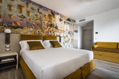 Junior Suite with Pool View 5