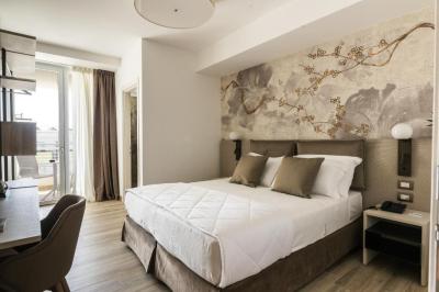 Double or Twin Room with Partial Sea View 7