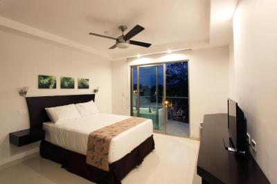 Suite Pool con 1 Camera da Letto, Cucina, Vasca Immersione ad Acqua Fredda, Soggiorno e 2 Balconi XL 4