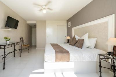 Deluxe King Room 3