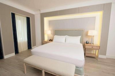 One Bedroom King Suite Executive Floor with Lounge Access 6