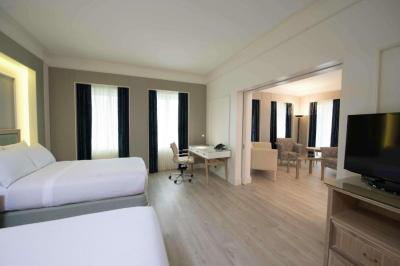 One Bedroom Two Queen Suite Executive Floor with Lounge Access 7