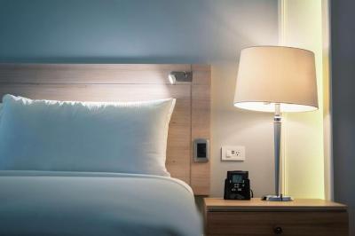 Deluxe King Room - Mobility Accessible 8