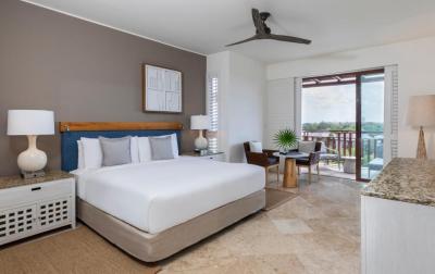 Fairmont King Room with Soaking Tub - Garden View 2