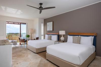 Fairmont Queen Room with Two Queen Beds and Soaking Tub - Garden View 6