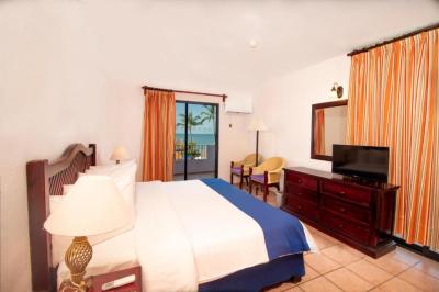 Twin Room with Sea View 3