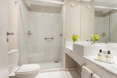 Luxury King Suite with Lagoon View 3
