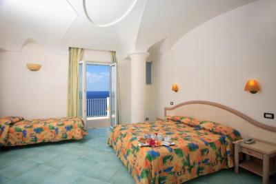 Standard Quadruple Room with Sea View 3