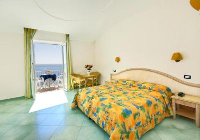 Superior Double or Twin Room with Sea View 4