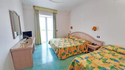 Superior Quadruple Room with Sea View 6