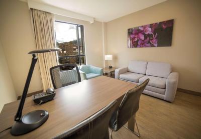 One-Bedroom King Suite with Roll-In Shower - Mobility Access/Non-Smoking 4