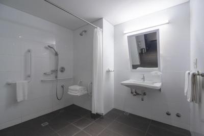 Chambre Lit King-Size avec Douche Accessible en Fauteuil Roulant - Adapt&eacute;e aux Personnes &agrave; Mobilit&eacute; R&eacute;duite 4