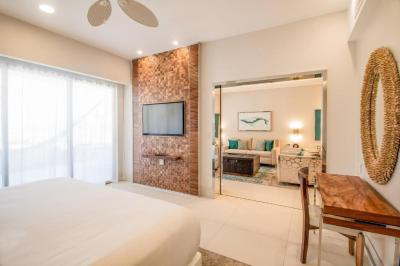 Two-Bedroom Suite - 1 King Bed + 2 Queen Beds 7