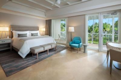 Deluxe King Room with Garden View and Roll-in Shower - Mobility Accessible 13