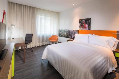 Chambre Lit Queen-size avec Douche Accessible en Fauteuil Roulant&nbsp;-Adapt&eacute;e aux Personnes &agrave; Mobilit&eacute; R&eacute;duite 3