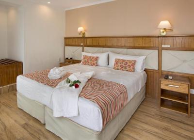 Deluxe Suite 8