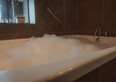Deluxe Suite with Lake View 3
