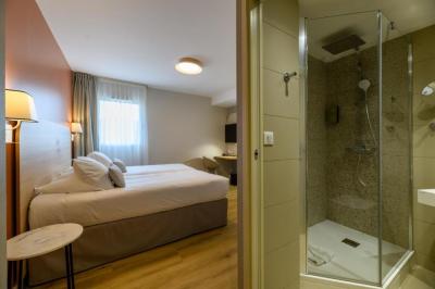 Two-Bedroom Suite with Terrace and Two Bathrooms 6