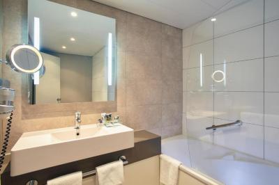Superior Room with 1 double bed and 1 single bed 5