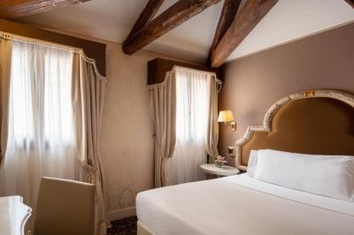 Superior Single Room with French Bed 2