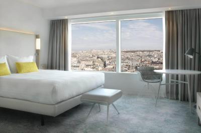 Zimmer mit Kingsize-Bett und Blick auf Paris 4