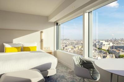 Zimmer mit Kingsize-Bett und Blick auf die Basilika Sacr&eacute;-C&oelig;ur 10