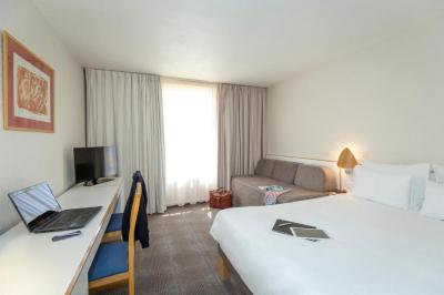 Standard Zimmer mit 1 Doppelbett und 2 Einzelbetten 3