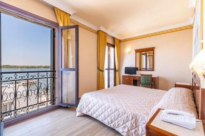 Superior Double Room with Front Lagoon View 2