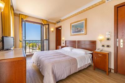 Double Room with Side Lagoon View 5